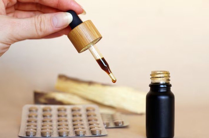 How can patients book a consultation at Dr. Kushwah’s Homoeopathic Clinic for piles treatment?